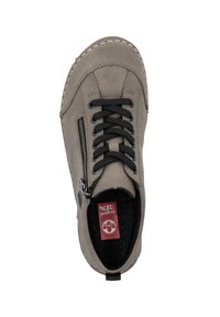 Chaussure en daim gris avec des lacets noirs, des coutures décoratives, une fermeture éclair sur le côté et une doublure intérieure douce. Logo rouge visible à l'intérieur de la chaussure.