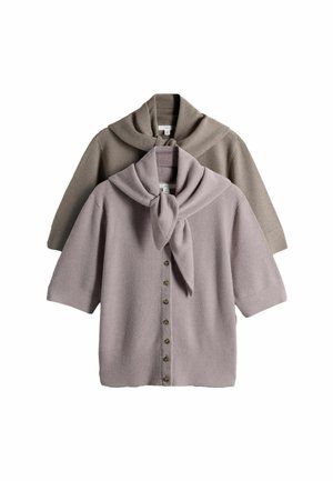 To kortærmede strikkede cardigans i afdæmpet taupe og lys mauve med knapper foran og fastgjorte tørklæder draperet omkring nakkerne.