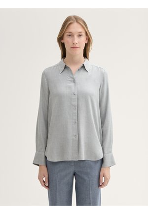 Lichtgrijze overhemd in een zachte, getextureerde stof met een kraag, lange mouwen en een relaxte pasvorm, gecombineerd met blauwe op maat gemaakte broek.