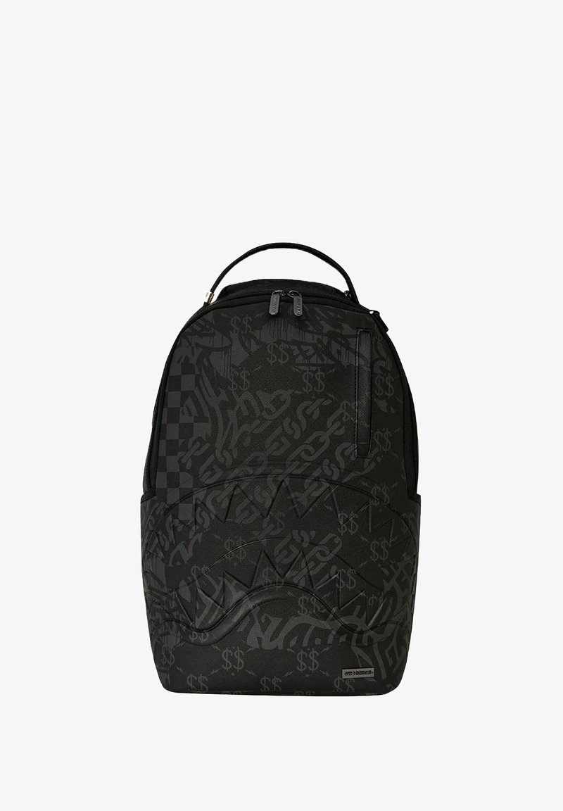 Mochila negra con una superficie texturizada que presenta diversos patrones, incluyendo signos de dólar y formas geométricas. Incluye un bolsillo frontal y cremalleras dobles.