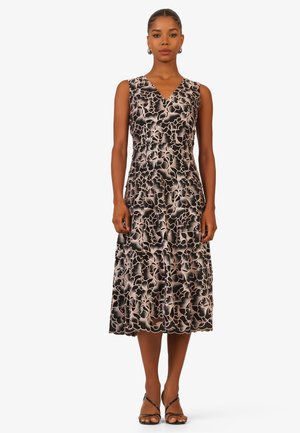 Schwarzes ärmelloses Kleid mit floralem Muster, V-Ausschnitt, glatter Textur und knielanger Länge, mit einem gewellten Saum und taillierter Taille.