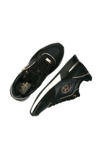 Svarta sneakers med en slät läderöverdel, snördesign, vit sula och guldaccenter på sidan och tungan. Har en texturerad häl.