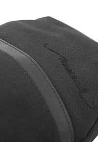 Schwarzer Stoffrucksack mit glatter Textur, versehen mit einem gestickten Logo, tonalen Akzentstreifen und minimalistischem Design.