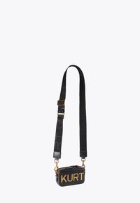 Sac bandoulière en cuir noir avec logo doré "KURT". Dispose d'une fermeture éclair et d'une sangle en tissu réglable avec imprimé logo. Design compact et rectangulaire.