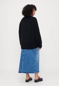 Vero Moda Curve VMCBOOM O NECK - Jumper - black