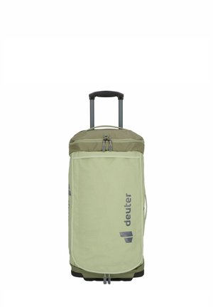 Bolsa de viaje verde de forma rectangular con una asa superior, mango retráctil negro, cierre de cremallera y detalle de logo en gris. Forma estructurada.