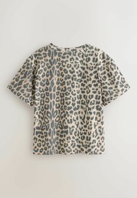 Krakā piedurkņu leopardu raksta t-krekls smilšu un tumši pelēkā krāsā, ar apaļu apkakli un brīvu piegriezumu. Mīksta tekstūra un ikdienišķs dizains.