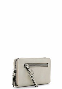 Portefeuille en cuir beige clair avec une finition texturée, comportant une poche zippée à l'avant, des accessoires en métal argenté et des accents de zip noirs contrastants.