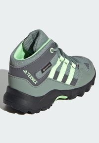 Adidas Terrex TERREX MID GORE-TEX® HIKING - Pantofi drumeție - silver green   green spark   grey four