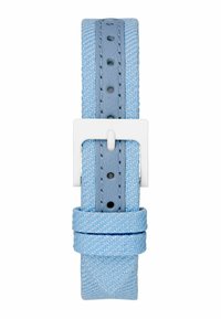 Correa de reloj azul claro con textura tejida y acentos de cuero liso, asegurada con una hebilla de metal blanca y múltiples agujeros de ajuste.