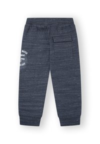 Pantalones jogger en color navy, hechos de tejido texturizado. Cuentan con una cinturilla elástica, bolsillo lateral y texto impreso en blanco en la pierna izquierda.