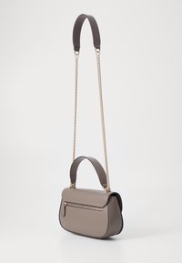 Borsa a tracolla in finta pelle grigia con forma strutturata, manico superiore e catena per la spalla. Presenta una tasca frontale con zip e cuciture in contrasto.
