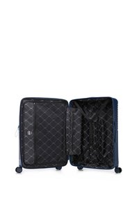 Valise rigide de couleur bleu marine, avec une ouverture à zip révélant un intérieur noir arborant un motif en losanges, des sangles et des compartiments organisés.