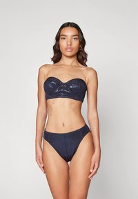 Mørkeblå bikini sæt med en stroppeløs top med en buet design og en højlivet bunden. Glat, skinnende stof med minimal syning.