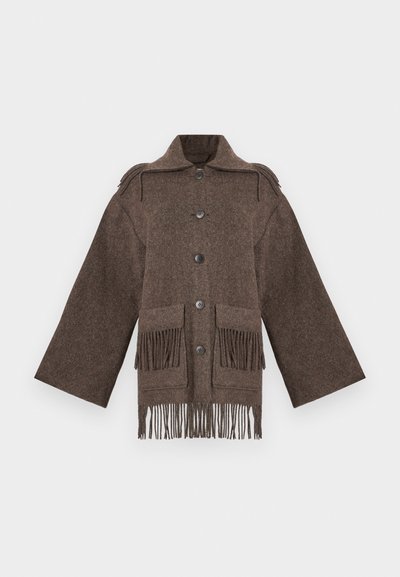 Barna gyapjúkabát széles ujjakkal, gombos elülső résszel, két nagy zsebbel és rojtos részletekkel az alsó szegélyen. Texturált, túlméretezett kialakítás.