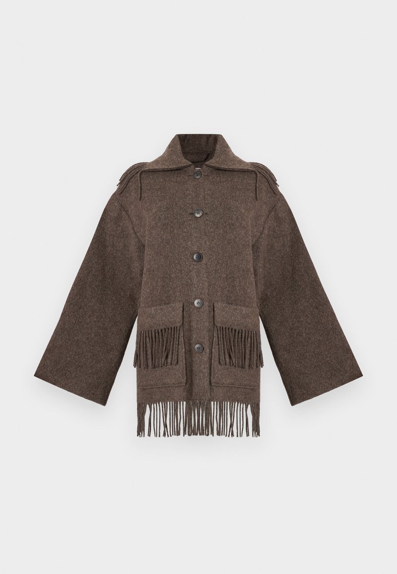 Brun uldfrakke med vide ærmer, knapper foran, to store lommer og frynser ved kanten. Tekstureret, oversized design.