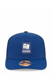 Blaues Baseballcap aus Stoff, mit einem quadratischen Aufnäher mit "GB" und "GREEN BAY PACKERS" Schriftzug. Verstellbarer Riemen hinten.