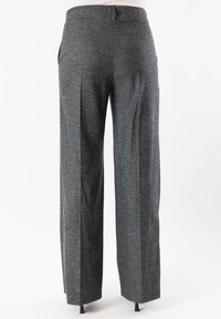 Pantaloni grigi a pieghe con una consistenza liscia, vita elastica e tasche laterali. Il tessuto presenta un motivo sfumato sottile.