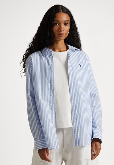 Ριγέ πουκάμισο με κουμπιά σε ανοιχτό μπλε και άσπρο βαμβάκι, με κολάρο τύπου spread, μακριά μανίκια και μικρό λογότυπο στο στήθος.
