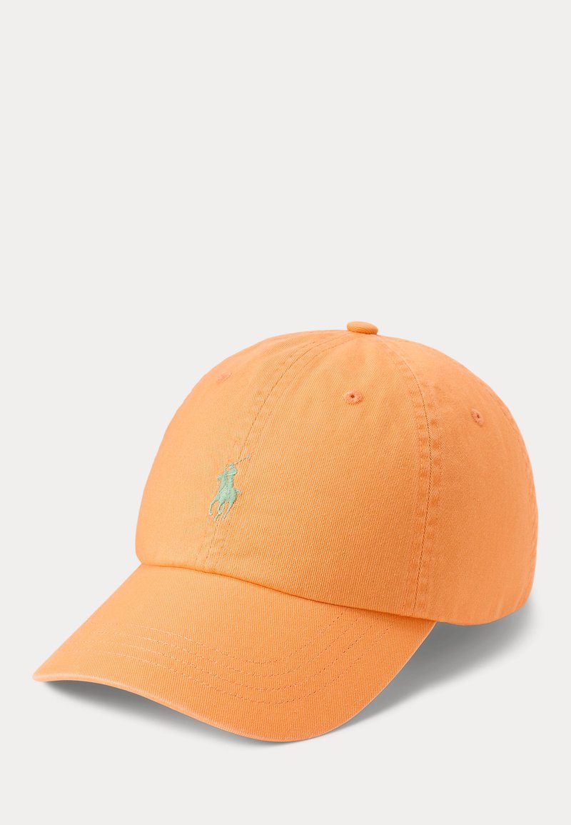 Oransje baseballcaps med buet brem og lite brodert logo av en person som rir en hest på frontpanelet.