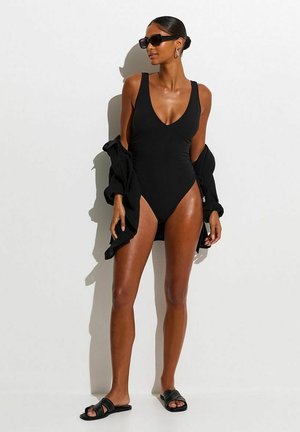 - Kostium kąpielowy