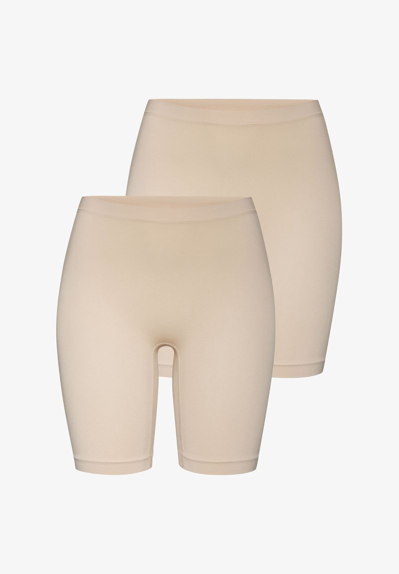 Shorts beiges sans couture en matériau extensible, dotés d'une taille mi-haute et d'un design lisse et ajusté avec des ouvertures pour les jambes.