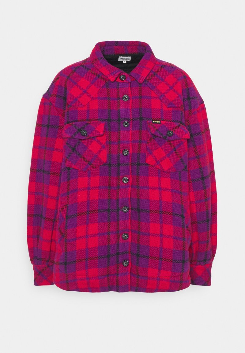 Röd och lila rutiga skjortjacka med långa ärmar, två framfickor med lock och krage.
