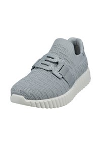 Hellgrauer Sportschuh mit strukturiertem Strickobermaterial, elastischem Riemen und weißer Gummisohle mit gerippter Oberfläche.