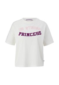 T-shirt blanc à manches courtes avec "NO STRESS" en rose et "PRINCESS" en texte violet gras à l'avant.