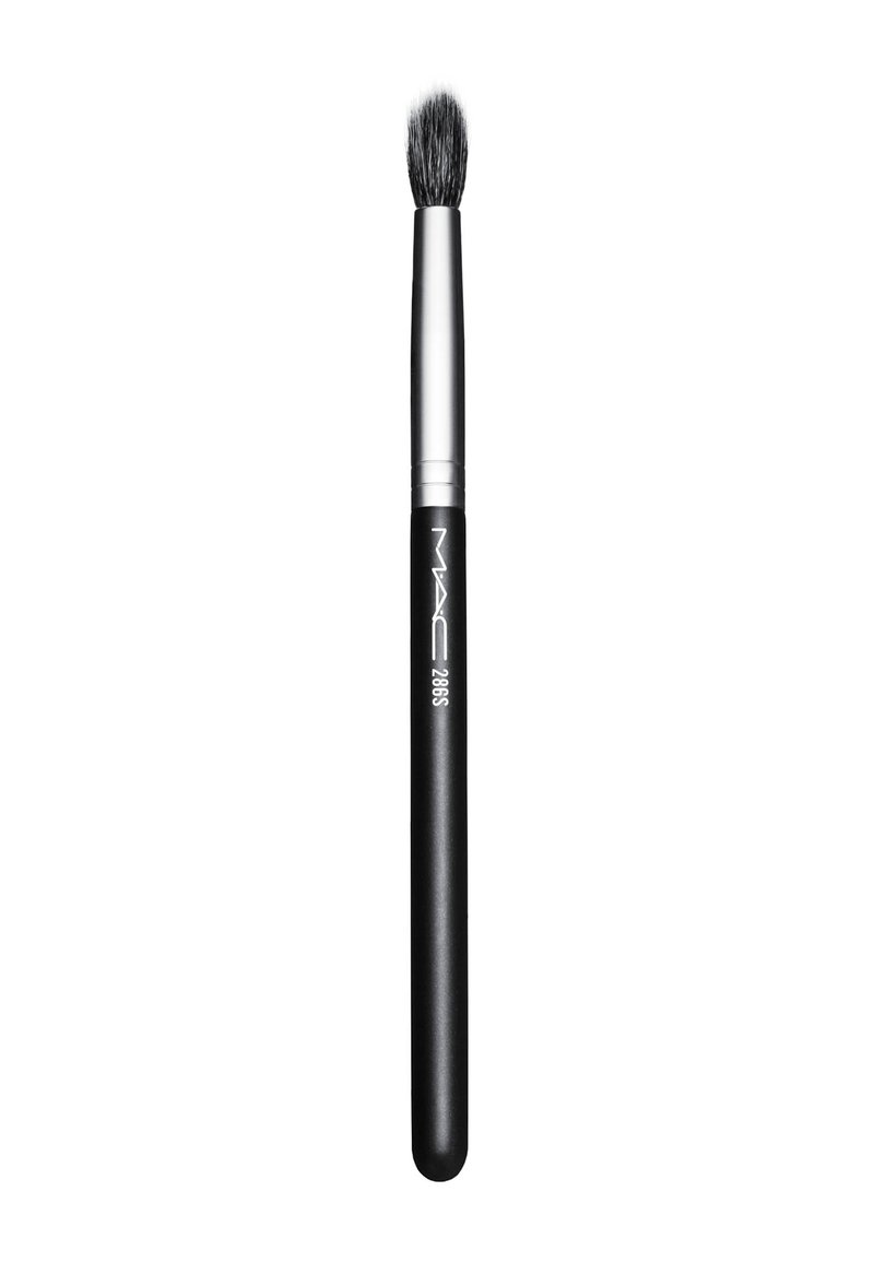Pincel MAC 286S con mango negro y virola plateada. La cabeza del pincel es redondeada y suave, diseñada para una aplicación precisa.
