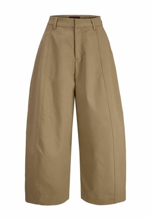 Pantalon court taille haute à jambes larges beige avec passants de ceinture et coutures verticales visibles à l’avant et sur les côtés.