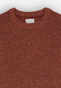 Sweter dzianinowy w kolorze rdzy, z prążkowaną teksturą i czerwonymi oraz białymi akcentami. Projekt z okrągłym dekoltem, bez widocznych zapięć. Metka: Scalpers.