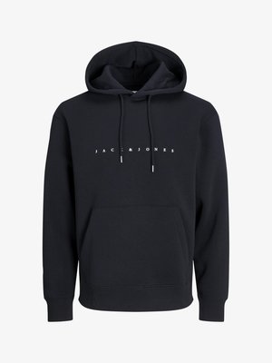 Juodas gobtuvas su priekinėmis kišenėmis, raukšlėtomis rankovėmis ir balta logotipu, kuriame parašyta "JACK & JONES" krūtinės srityje.