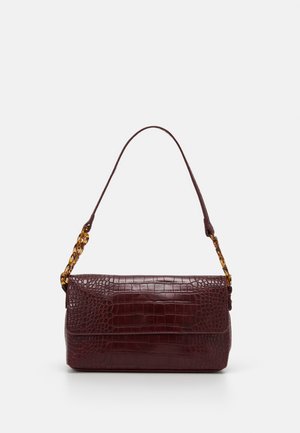 Burgundská kabelka s krokodýlím vzorem a zlatým řetězovým detailem. Obdélníkový tvar, hladká textura, s jedním ramenním popruhem.