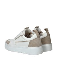 Witte sneaker met beige suede accenten, voorzien van een dikke rubberen zool, vetersluiting en geperforeerde secties aan de zijkanten.