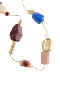Collier de perles multicolores avec des perles géométriques rouges, bleues et dorées, présentant des finitions texturées et lisses, monté sur une chaîne dorée.