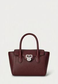 Bordo spalvos odinė rankinė su faktūruotu paviršiumi, dviem viršutinėmis rankenomis ir sidabrinio metalo sagties užsegimu. Kompaktiškos stačiakampės formos.