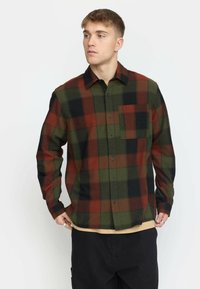 Kariertes Flanellhemd in Rot-, Grün- und Schwarztönen, mit Knopfverschluss, langen Ärmeln und einer Brusttasche. Weicher Stoff, lässige Passform.