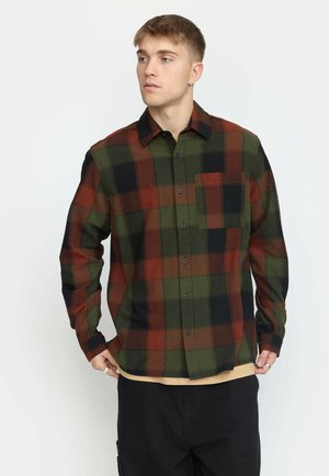 Kariertes Flanellhemd in Rot-, Grün- und Schwarztönen, mit Knopfverschluss, langen Ärmeln und einer Brusttasche. Weicher Stoff, lässige Passform.