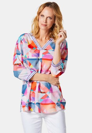Blusa a fantasia geometrica colorata con maniche a tre quarti, scollatura a V e dettagli a righe. Realizzata in tessuto leggero.