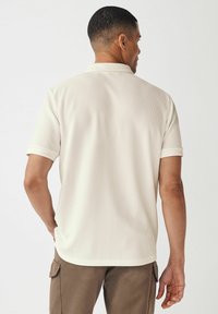 Next VERITCAL STRIPE - REGULAR FIT - Pikeepaita - neutral white
