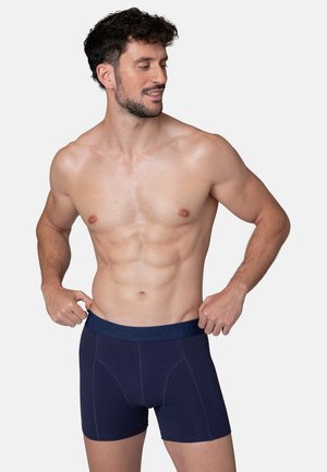 Námornícke boxerské šortky vyrobené z bavlny s mäkkým pásom, na ktorom je uvedené meno značky. Dizajn zahŕňa prispôsobený strih a jemné švy.