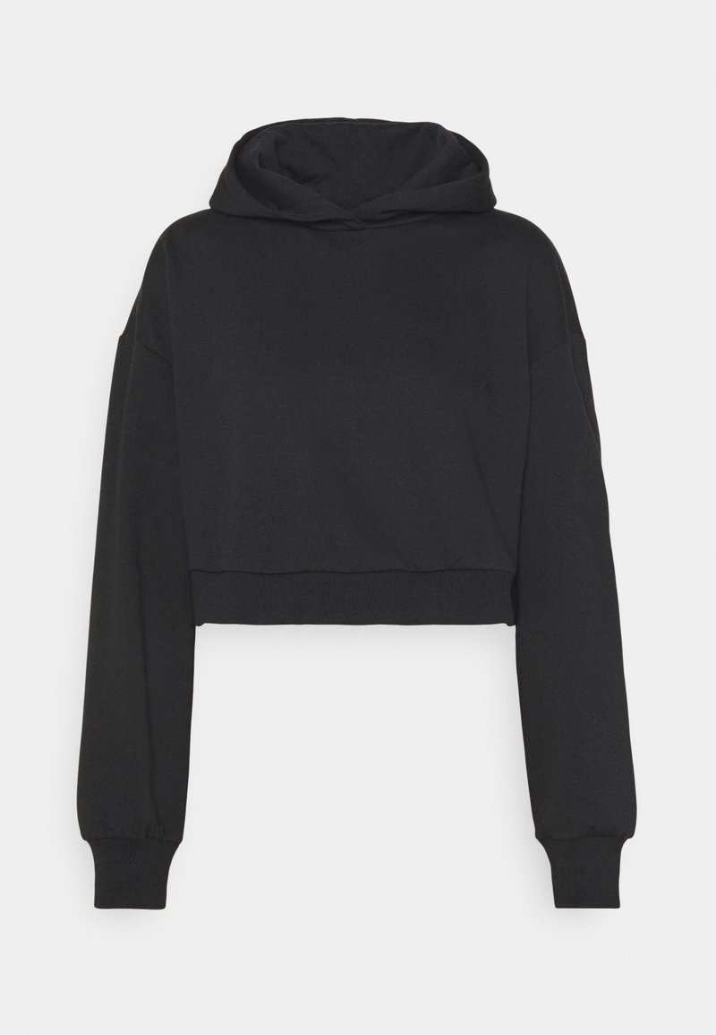 Sweat à capuche court noir avec manches longues, poignets côtelés et capuche pliée sur fond blanc uni.