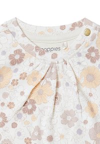 Babykleidungsoberteil mit Rundhalsausschnitt, in beige, braun und helllila mit floralem Muster, kleinen Falten unter dem Kragen und einem Messingschnappverschluss an der Schulter.