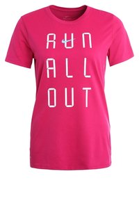 Rosa Dri-FIT t-shirt med fet vit text som säger "RUN ALL OUT" i ett modernt typsnitt. Kort ärm och rund halsringning.