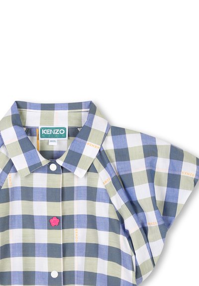 Chemise à manches courtes à pois vert, bleu et blanc, dotée d'un bouton en forme de fleur rose et du logo KENZO.