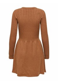 Rjav pletena obleka z dolgimi rokavi, rebrasto teksturo in razširjenim krilom. Preprost okrogel izrez in brezšivna zasnova hrbta.