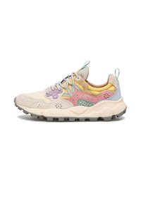 Sneaker multicolore caratterizzato da una combinazione di materiali in camoscio e rete, prevalentemente beige con accenti di lavanda, rosa e giallo, suola testurizzata.