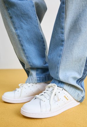 STAN SMITH - Baskets basses - footwear white/gold metallic/shadow figure