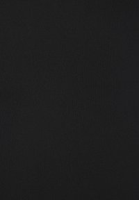 Schwarzer Stoff mit einer glatten, matten Oberfläche, die eine einheitliche Textur aufweist und keine sichtbaren Muster oder Akzente hat.